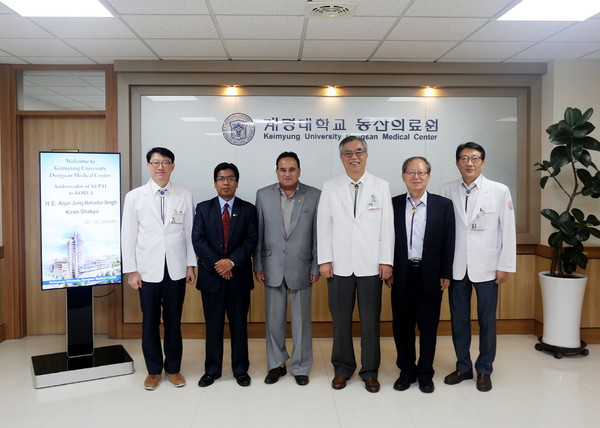 ▲ 주한 네팔 대사가 24일 오전 10시 계명대 동산의료원(의료원장 김권배)을 찾아 의료분야 할성화에 대한 논의를 했다.사진 왼쪽부터 송광순 동산병원장, 키런 샤껴 네팔 참사관, 아르준 정 바하두르 싱 네팔 대사, 김권배 동산의료원장, 윤성도 네팔 명예영사관, 배재훈 대외협력처장.ⓒ동산의료원