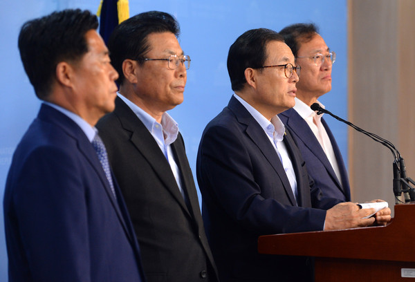 ▲ 자유한국당 '문재인 정부의 졸속 원전정책 진상규명 및 대책마련 특별위'가 24일 기자회견을 열고 신고리 원전 5·6호기 공론화위원회에 대해 브리핑 하고 있다(왼쪽부터 김규환, 박맹우 의원, 이 위원장, 정유섭 의원) ⓒ뉴시스