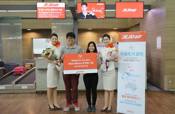 ▲ 제주항공은 지난 21일 인천~마닐라 노선에 세부퍼시식의 마닐라~시드니 노선을 결합해 여행한 첫 승객을 위한 행사를 진행했다고 24일 밝혔다.ⓒ제주항공