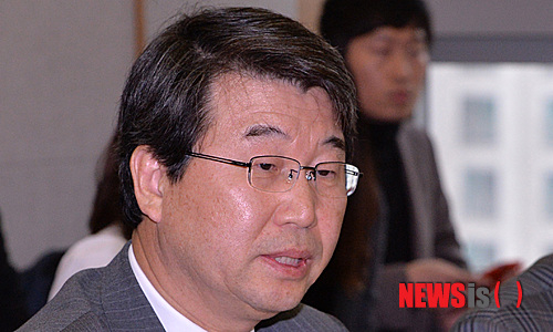 ▲ 삼성전자 반도체 백혈병 등 직업병 피해보상과 관련한 문제해결을 위한 조정위원회 2차 조정기일인 16일 오후 서울 미근동 법무법인 지평에서 김지형 조정위원장이 모두발언 하고 있다. ⓒ 뉴시스