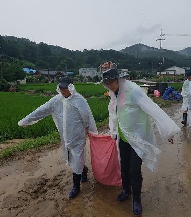 ▲ 충북개발공사 직원들이 24일 비가 내리는중에도 수해 복구 지원에 열중이다.ⓒ충북개발공사