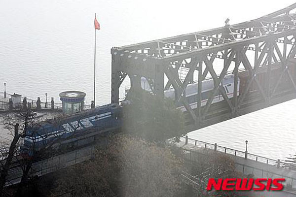 최근 중국과 북한을 오가는 열차에서 승무원들이 승객들의 수화물에도 요금을 걷어 논란이 일고 있다고 한다. 사진은 신의주와 단둥을 오가는 열차. ⓒ뉴시스. 무단전재 및 재배포 금지.