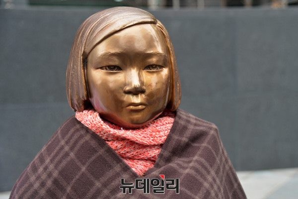 ▲ 소위 남북한 및 해외여성단체가 1907년 일본이 강압 체결한 ‘정미7조약(丁未七條約·한일신협약)’ 110년을 맞아 ‘한·일 위안부 합의’ 폐기를 주장한 것으로 알려졌다. 사진은 주한 일본대사관 앞 위안부 소녀상.ⓒ뉴데일리 DB