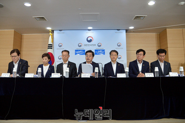 ▲ 왼쪽부터 최종구 금융위원장, 김현미 국토부 장관, 백운규 산업부 장관, 김동연 경제부총리, 박능후 복지부 장관, 김상조 공정위원장 ⓒ 뉴데일리 공준표