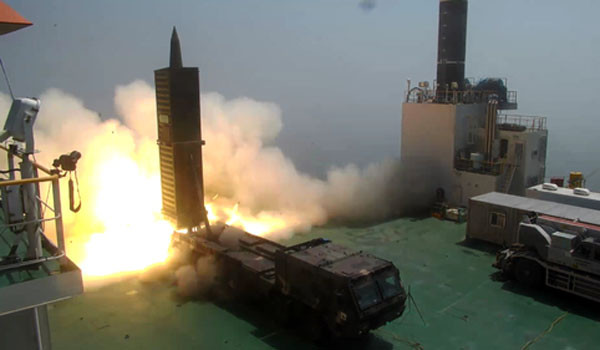 ▲ 지난 6월 23일 충남 태안 안흥시험장에서 시험발사한 '현무-2C' 탄도미사일. 당시 문재인 대통령이 발사를 지켜봤다. 2012년 10월 한미 간의 미사일 지침이 개정된 이후 사거리 800km, 탄두중량 500kg 기준을 충족한 모델이라고 한다. ⓒ뉴시스. 무단전재 및 재배포 금지.