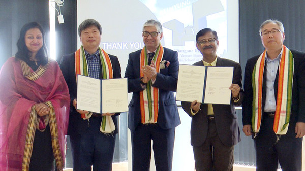 ▲ 계명대 글로벌창업대학원은 지난 9~15일 인도에서 ‘2017학년도 글로벌 액셀러레이터 국외연수’를 실시했다. 7월 12일 아미티대학교(Amity University)를 방문한 자리에서 창업교류를 위한 협약을 체결했다.ⓒ계명대