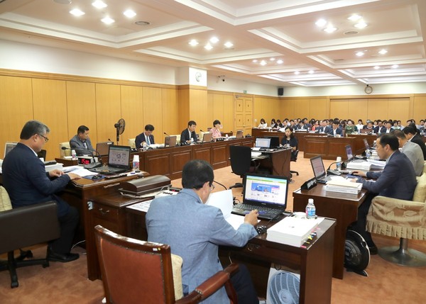 대전시의회 예결위는 25일 대전시교육청이 제출한 추경안에 대한 심사를 하고 있다.ⓒ대전시의회