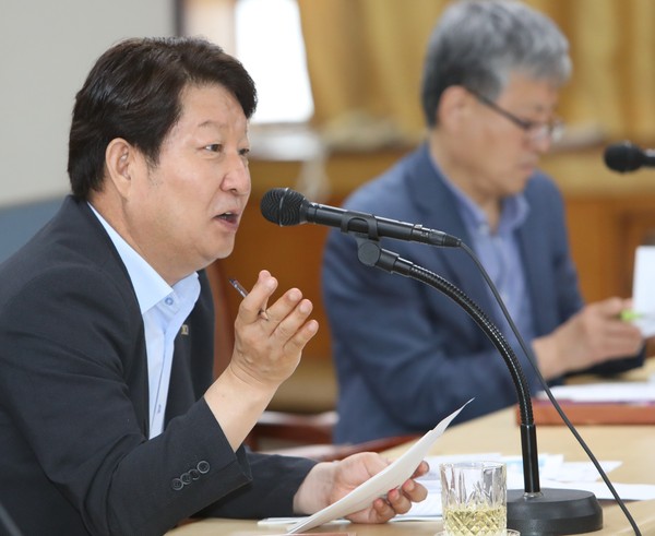 ▲ 권영진 시장은 25일 확대간부회의를 갖고 전기자동차를 기반으로 한 미래형자동차를 예로 들며 대구의 미래자동차 강점을 강조했다.ⓒ대구시