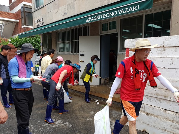 ▲ 충주시의회 이종갑 의장 등 의원들이 25일 청주시 내덕동 주택 침수지역의 수해 복구 지원에 나섰다.ⓒ청주시의회