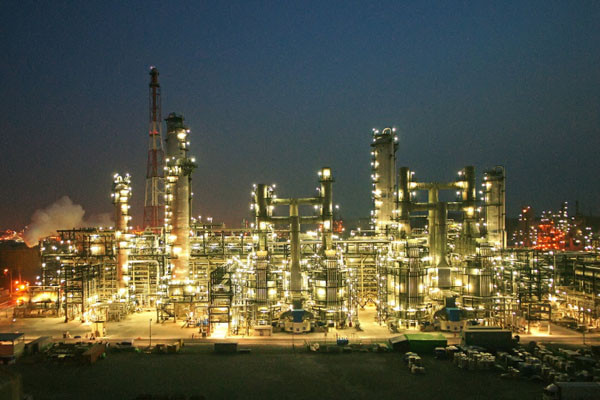 ▲ SK에너지 울산공장의 야경. 한국에서 원전산업을 없앴다는 것은 이런 초거대 기업을 날려버리는 것과 같은 후폭풍을 불러 일으킬 것이다. ⓒ한국관광공사 홈페이지 캡쳐.