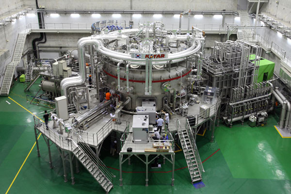 ▲ 1995년 연구를 시작해 2007년 완공한 연구용 핵융합로 K-STAR. 국가핵융합연구소에서 운영 중이다. ⓒ국가핵융합연구소 '퓨전 나우' 화면캡쳐.