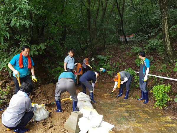 ▲ 충북 제천시의회 의원들이 25일 청주시 옥산면 수해 현장에서 자원봉사를 펼쳤다.ⓒ청주시의회