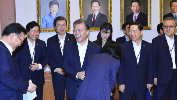 ▲ 문재인 대통령이 25일 청와대에서 열린 국무회의에 앞서 내각 각료, 국무위원, 청와대 참모들과 환담을 나누던 중 웃음을 터뜨리고 있다. ⓒ뉴시스 사진DB