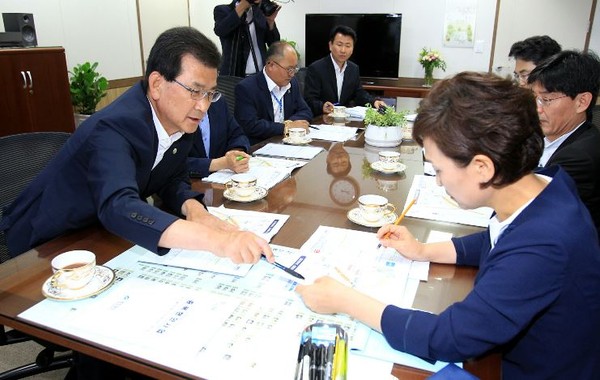 ▲ 이시종 충북도지사가 25일 김현미 국토부 장관을 방문해 지역 현안을 설명하고 있다.ⓒ충북도