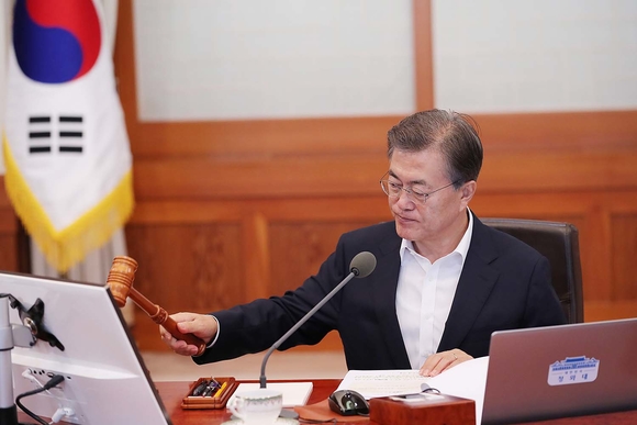 ▲ 문재인 정부가 올해 경제성장률 전망치를 2.6%에서 3.0%로 올려잡았다. ⓒ 청와대 제공