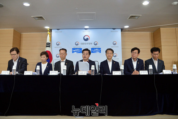 ▲ 김동연 경제부총리 겸 기획재정부 장관을 비롯해 문재인 정부 각료들이 새정부 경제정책방향에 대해 설명하고 있다. ⓒ 뉴데일리