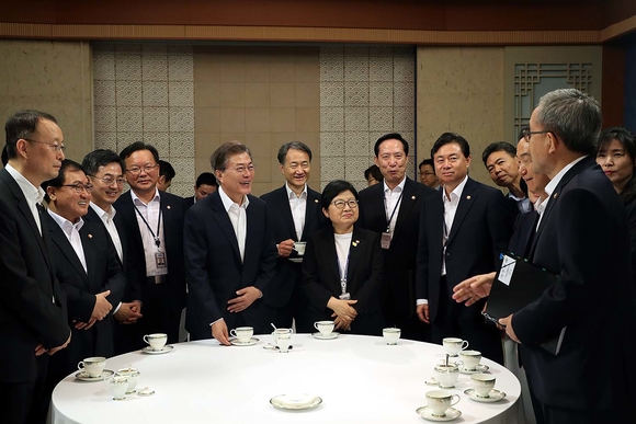 ▲ 문재인 대통령이 25일 국무회의서 국무위원들과 환담을 나누고 있다. ⓒ 청와대 제공