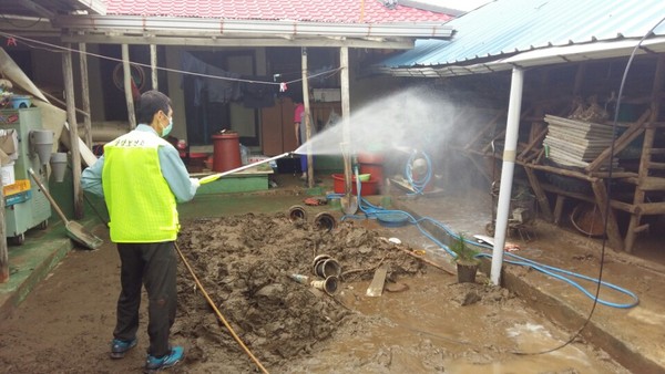 ▲ 침수 주택 방역 모습.ⓒ청주시