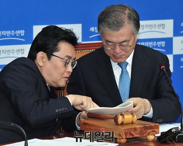 ▲ 문재인 대통령과 전병헌 청와대 정무수석. ⓒ뉴데일리 사진DB