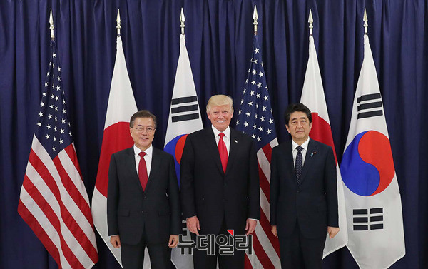 문재인 대통령이 미국 트럼프 대통령과 일본 아베 총리와 만난 모습. 3국은 북한 핵 문제의 평화적 해결을 위해 공동 성명을 발표하기도 했다. ⓒ청와대 제공