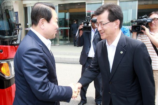 ▲ 지난 5일 충북을 방문한 박주선 국민의당 비대위원장을 이시종 도지사가 반갑게 맞이하고 있다.ⓒ충북도