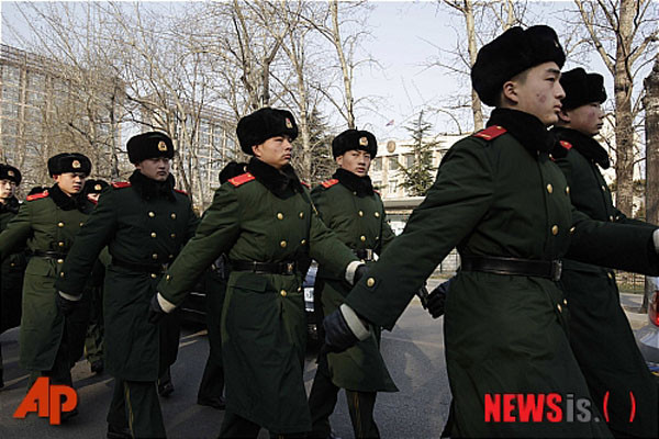 ▲ 주중 북한 대사관 앞으로 행진하는 中공안들. 최근 中공안들이 탈북자를 대대적으로 단속하고 있다고 한다. ⓒ뉴시스-AP. 무단전재 및 재배포 금지.