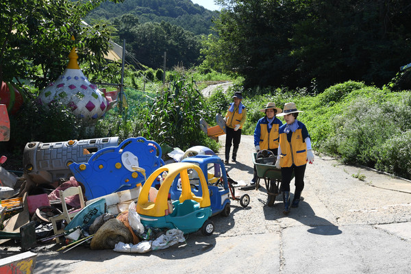 ▲ 서울 영등포구의회 의원들이 청주시 용암1동에서 수해복구를 지원했다.ⓒ청주시의회