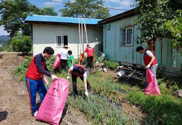 ▲ 청주공항에 입접한 이스타항공 직원들과 충북도청 직원들이 미원면 금관리에서 수해복구 작업을 펼쳤다.ⓒ충북도