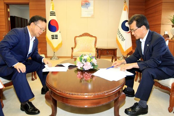 ▲ 이시종 충북도지사가 26일 김부겸 행안부 장관에게 충북지역 현안을 설명하고 있다.ⓒ충북도