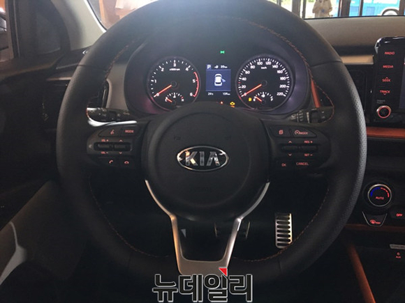 ▲ 기아차 스토닉 스티어링 휠.ⓒ뉴데일리