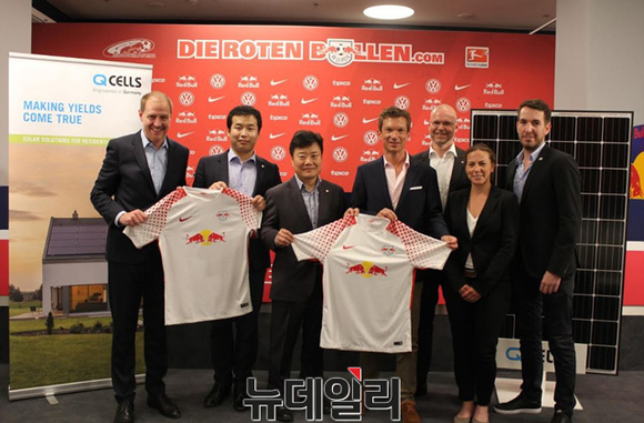 ▲ 한화큐셀과 RB라이프치히 축구단 담당자들이 후원계약 관련 기념촬영을 하고 있다.(사진 왼쪽에서 세 번째 한화큐셀 CTO겸 유럽법인장 정지원 전무, 왼쪽에서 네 번째 RB라이프치히 CCO 마티아스 라이히발트)ⓒ한화큐셀