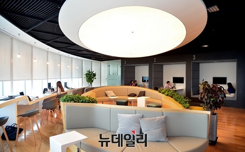 ▲ 카페처럼 꾸며진 라운지형 스마트 오피스. 곡선형 세련된 설계로 드라마 촬영도 진행되고 있다. ⓒ공준표 기자