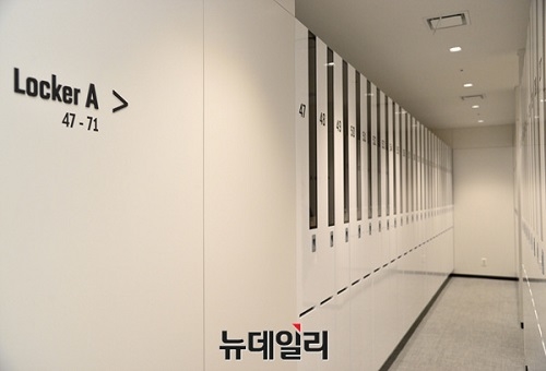 ▲ 출근 시 개인 물품을 꺼내 업무를 보고 퇴근 시 다시 보관하는 직원용 락커룸. ⓒ공준표 기자