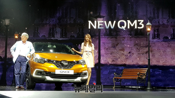 ▲ 박동훈 르노삼성 사장(왼쪽)이 뉴 QM3 옆에서 포즈를 취하고 있다.ⓒ이기륭 기자