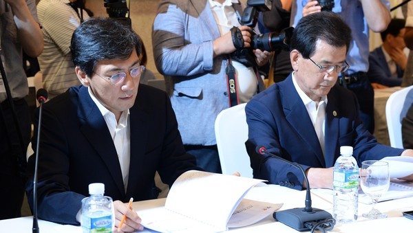 ▲ 안희정 충남도지사가 26일 오후 서울 AW컨벤션센터에서 열린 대한민국시도지사협의회에 참석해 회의를 하고 있다.ⓒ충남도