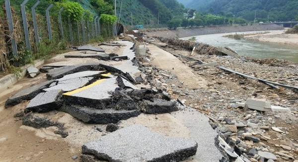 ▲ 충북 괴산군 청천면 지촌도로의 폭우 피해 모습. 8일만에 응급복구가 완료됐다.ⓒ충북도