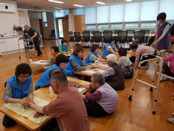 ▲ 군위읍여성자원봉사대가 월1회 재가노인지원시설을 방문해 어르신들에게 손마사지와 말벗을 하며 사회와 소통할 수 있는 시간을 갖고 있다.ⓒ군위군