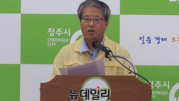 ▲ 충북 청주시 이철희 행정국장이 27일 수해복구 행정대응 전환에 대해 설명하고 있다.ⓒ김종혁 기자