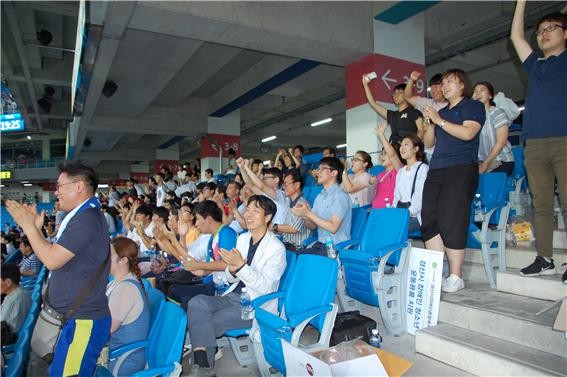 ▲ 한국토지주택공사 대구경북지역본부가 지난 26일 장애우와 야구관람을 갖고 응원을 펼치고 있다.ⓒLH대경본부