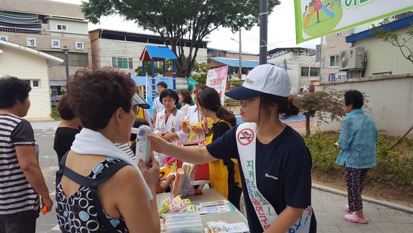 ▲ 문경시보건소는 지난 25일 흥덕동 신흥경로당 공원에서 흡연예방 홍보 캠페인을  펼쳤다.ⓒ문경시보건소