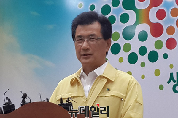 ▲ 이시종 충북도지사가 27일 도청에서 수해지역 특별재난지역 선정 등에 대해 설명하고 있다.ⓒ김종혁 기자