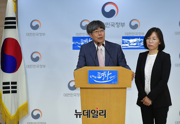 ▲ 공론화위원회 대변인 이윤석 서울시립대 교수가 27일 정부서울청사 9층 브리핑룸에서 브리핑을 하고 있다.  ⓒ 뉴데일리