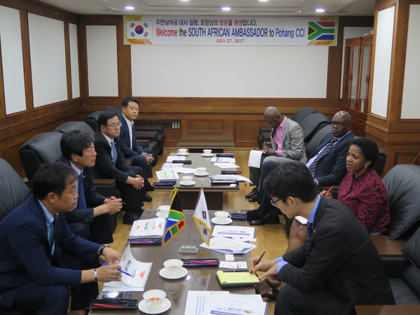 ▲ 포항상의(회장 윤광수)는 27일 제14회 포항국제불빛축제기간에 포항을 방문한 노주코 글로리아 밤 남아프리카공화국 대사 일행을 영접하고, 우호증진 및 교류협력 방안에 대해 논의했다.ⓒ포항상의