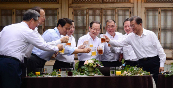 ▲ 문재인 대통령이 27일 저녁, 청와대 상춘재로 초청한 경제인들과 생맥주로 건배를 하고 있다. ⓒ뉴시스 사진DB