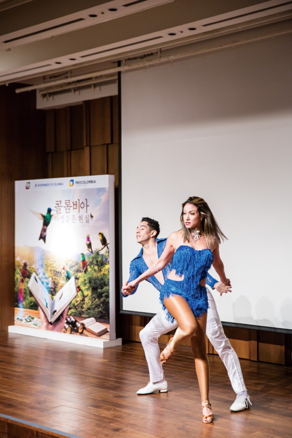 ▲ 포항시 불빛축제가 펼쳐지는 형산강 축제장 인근에서 국제 문화교류공연이 펼쳐져 불빛축제를 찾는 이들에게 큰 이벤트가 될 것으로 보인다.ⓒ포항시