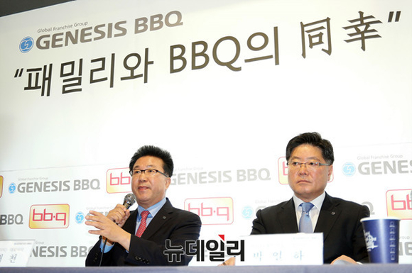 ▲ 김태천 제너시스BBQ 대표이사 부회장(좌), 박열하 제너시스BBQ 부사장. ⓒ이기륭 기자