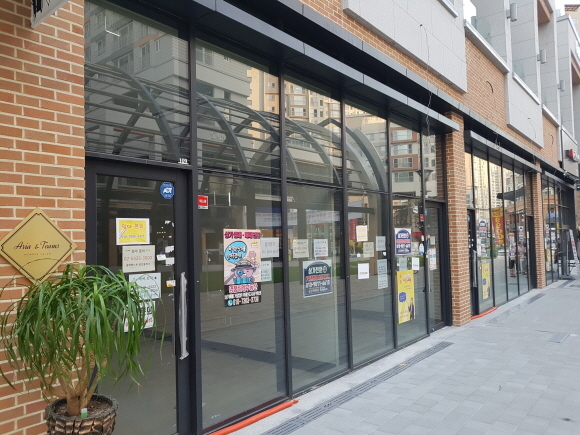 ▲ 위례신도시 내 대표 상권인 중앙광장 인근 상가 1층 공실. =김백선 기자