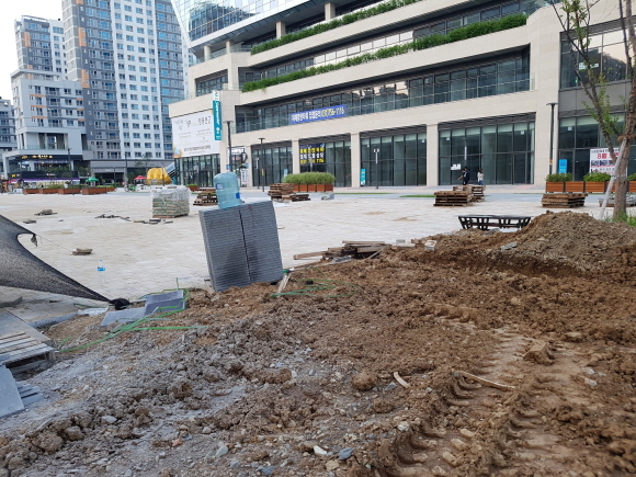 ▲ 중앙광장 인근 공사현장에 건설자재들이 어지럽게 방치돼 있는 모습. = 위례 김백선 기자