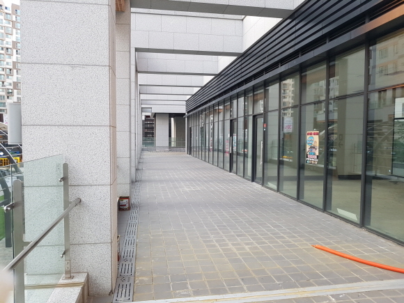 ▲ 위례신도시 내 대표 상권인 중앙광장 인근 상가 2층 공실. = 위례 김백선 기자