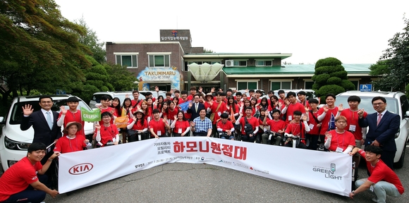 ▲ 박용선 기아차 경영전략실장(두 번째 줄 가운데), 김선규 사단법인 그린라이트 회장(맨 앞줄 가운데 ), 노계환 기아차 CSR경영팀장(두 번째 줄 맨 왼쪽)과 하모니원정대 참가자들이 기념사진을 촬영하고 있다.ⓒ기아자동차